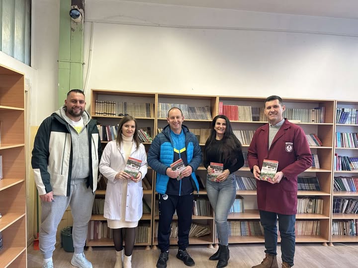 Biblioteka e shkollës sonë sot u pasurua me 4 kopje të librit 